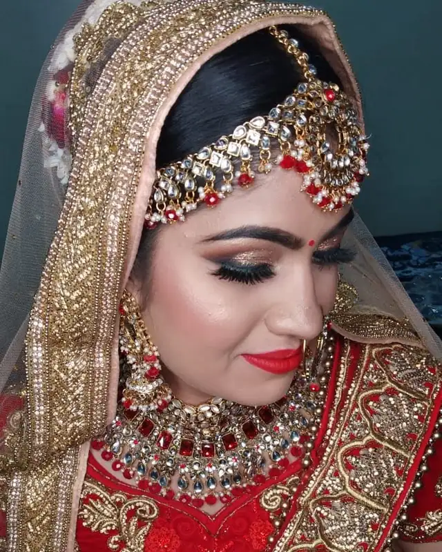Bridal make-up, pink dupatta with pearl jewellery